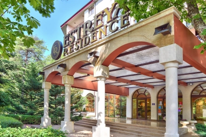 https://www.travelcard.bg/uploads/images/hotel-estreya-residence-entrance-6ab121c3b50a8.jpg